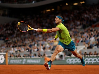 Rafael Nadal golpea una pelota en las semifinales de Roland Garros.