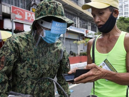 Un hombre interrogado por la policía en un puesto de control en Manila, Filipinas, el pasado 1 de abril. 