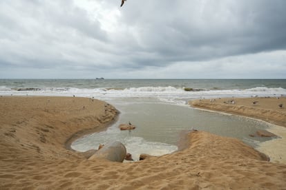 Limpieza los aliviaderos en prevención de las lluvias, el jueves en La Antilla, Huelva.