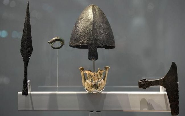 Armas y mandíbula de vikingo en la exposición que les dedicó a los antiguos escandinavos el British Museum.