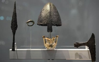 Armas y mandíbula de vikingo en la exposición que les dedicó a los antiguos escandinavos el British Museum.