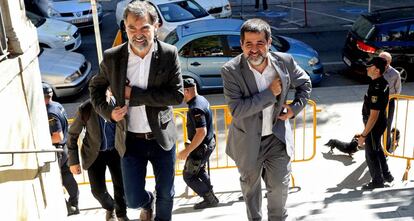 Jordi Cuixart, presidente de Omniun, y Jordi Sànchez, presidente de la ANC, tras declarar en la Audiencia Nacional.