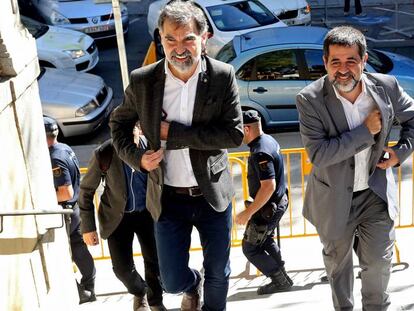 Jordi Cuixart, presidente de Omniun, y Jordi S&agrave;nchez, presidente de la ANC,  tras declarar en la Audiencia Nacional.