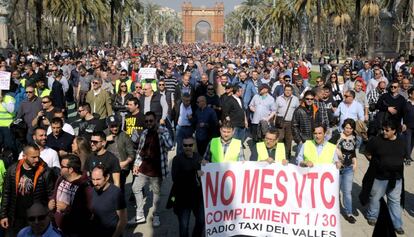 Manifestaci&oacute; dels taxistes a l&#039;Arc de Triomf de Barcelona.