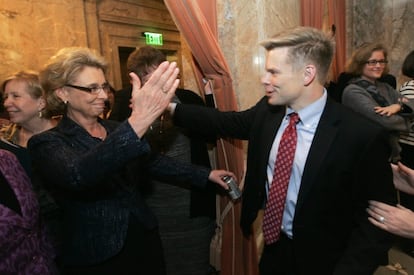 La gobernadora Chris Gregoire celebra la aprobación de la ley.