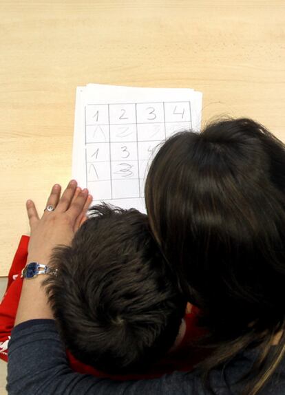 En la foto en primer plano el alumno autista Marcos junto a su profesora Shere Cadeas durante un ejercicio de supervision.