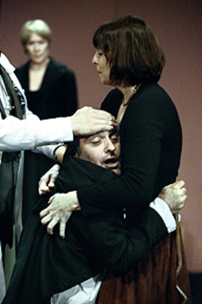 Una escena del montaje de José Luis Gómez de &#39;El rey se muere&#39;, de Ionesco.