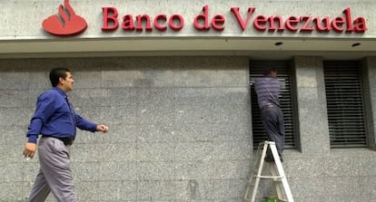 Fachada de una sucursal del Banco de Venezuela en Caracas.