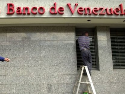 Fachada de una sucursal del Banco de Venezuela en Caracas.