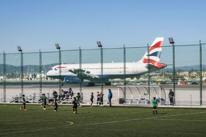 Un avión de British Airways aterriza en la pista de Gibraltar en lo que un día fue el itsmo entre la roca y territorio español. No sobra el espacio, un grupo de niños juega en una instalación deportiva. Todos prefieren el fútbol al criquet.