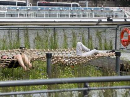 El descanso también cabe en las márgenes del río.