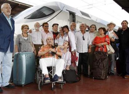 Varios de los actores que han participado en el homenaje al director español en la madrileña estación de Atocha