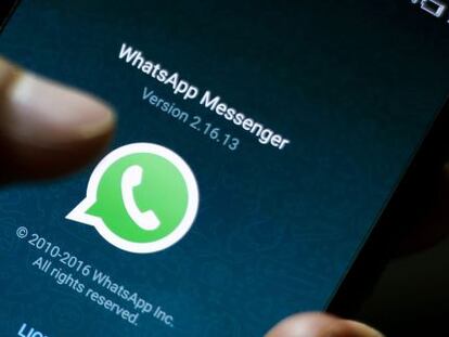 Vista del logotipo del servicio de mensajería instantánea en internet WhatsApp, propiedad de Facebook, en un teléfono inteligente.