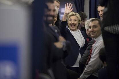En la imagen, la candidata demócrata a la presidencia, Hillary Clinton, saluda a los medios de comunicación a bordo de su avión de campaña en el Aeropuerto Internacional de St. Louis, en Misuri.