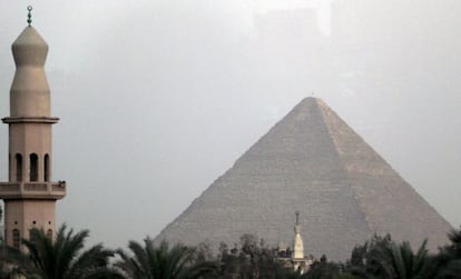 Minaretes frente a las pir&aacute;mides de Giza.