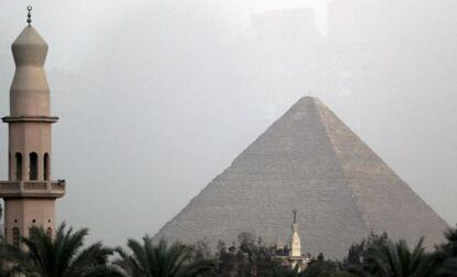 Minaretes frente a las pir&aacute;mides de Giza.