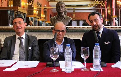 De izquierda a derecha, el director de orquesta Miguel Ángel Gómez Martínez, el director del teatro de La Zarzuela, Paolo Pinamonti, y el barítono Carlos Álvarez.