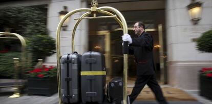 Imagen de un empleado de hotel en Par&iacute;s. 