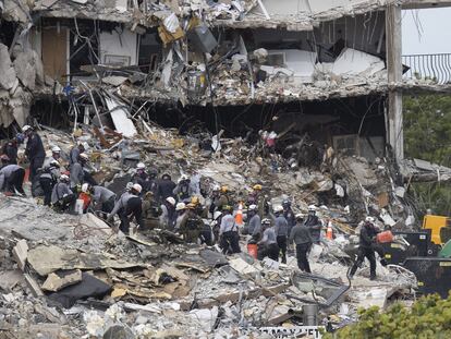 Los equipos de búsqueda y rescate en los escombros del edificio derrumbado de Surfside, Miami.