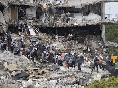 Los equipos de búsqueda y rescate en los escombros del edificio derrumbado de Surfside, Miami.