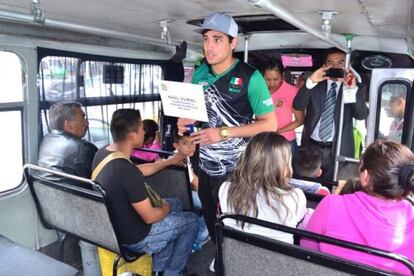 O boxeador Raúl Curiel, também atleta olímpico, pedindo dinheiro num ônibus para competir no Catar em 2015. Cortesia da Federação Mexicana de Boxe.