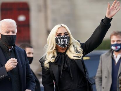 El candidato presidencial demócrata de EE UU, Joe Biden, junto a Lady Gaga en Pittsburgh, Pensilvania.