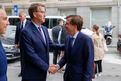 El alcalde de Madrid, José Luis Martínez-Almeida, saluda al presidente del PP, Alberto Núñez Feijóo, a su llegada al Hotel Westin Palace, en Madrid, este lunes, donde el presidente de la Junta de Andalucía, Juan Manuel Moreno Bonilla, ha protagonizado una conferencia-coloquio organizada por el grupo Joly.