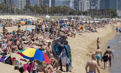 Bañistas en la playa de Bogatell, en Barcelona.