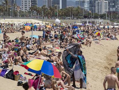 Bañistas en la playa de Bogatell, en Barcelona.