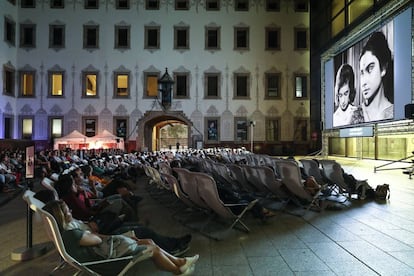 Varias personas miran una pel&iacute;cula en el cine de verano del CCCB de Barcelona.