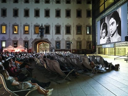 Varias personas miran una pel&iacute;cula en el cine de verano del CCCB de Barcelona.