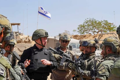 El ministro de Defensa de Israel, Yoav Gallant, en su visita de este domingo a las tropas israelíes en Rafah, en el sur de la Franja de Gaza.