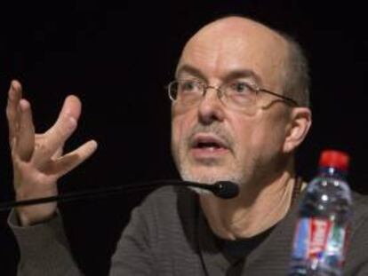 El artista estadounidense Bill Viola gesticula en una rueda de prensa que ofreció durante una presentación a los medios de su retrospectiva, expuesta en el Gran Palacio de París (Francia).