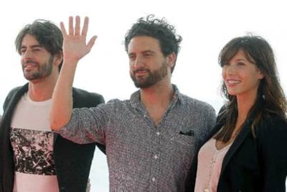 El director Eugenio Mira, junto a los actores Eduardo Noriega (izqda.) y Bárbara Goenaga, durante la presentación de su película "Agnosia" en Sitges