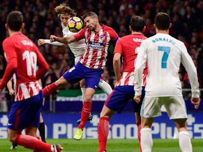 Gabi (derecha) y  Luka Modric golpean el balón de cabeza.