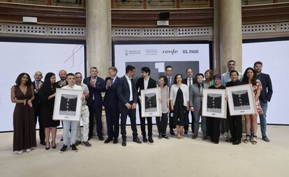 Foto de familia de los galardonados con los Premios Ortega y Gasset 2021 en el Palacio de las Comunicaciones de Valencia.