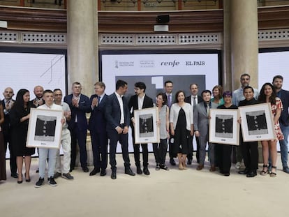 Foto de familia de los galardonados con los Premios Ortega y Gasset 2021 en el Palacio de las Comunicaciones de Valencia.