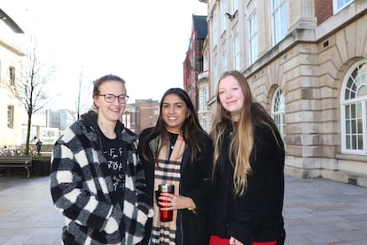 Natalie Brown, Ria Patel y Tasha Brown, estudiantes de la Facultad de Químicas de la Universidad de Liverpool. Las tres quieren permanecer en Europa, pero discuten entre ellas sobre la necesidad de respetar o no el resultado del referéndum de 2016 que decidió el Brexit. 
