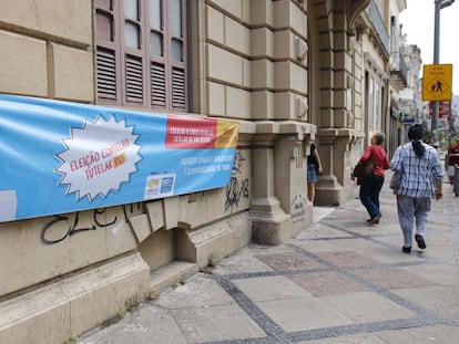 Cartaz anuncia votação para o Conselho Tutelar no Rio em 2019.