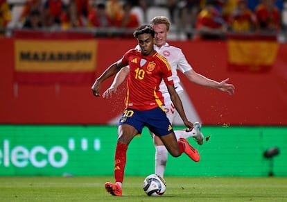 Lamine Yamal dispara en la última ocasión de la primera parte del partido entre la selección española y Dinamarca este sábado en Murcia.