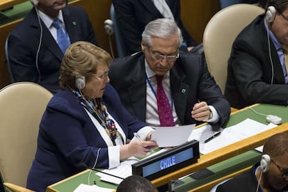 La presidenta xilena Michelle Bachelet amb un membre de la seva delegació escolta atentament una de les intervencions. La cap del govern xilè ha insistit a la cimera que les noves tecnologies exigeixen que se segueixi perfeccionant la democràcia.