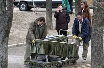 Traslado a la carpa del cementerio de la Almudena de los restos de las víctimas mortales sin identificar.