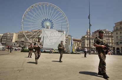 El ejército francés patrulla frente a la oficina del 'Cubo M' abierta para ofrecer información sobre los eventos de campeonato UEFA EURO 2016 en Marsella.