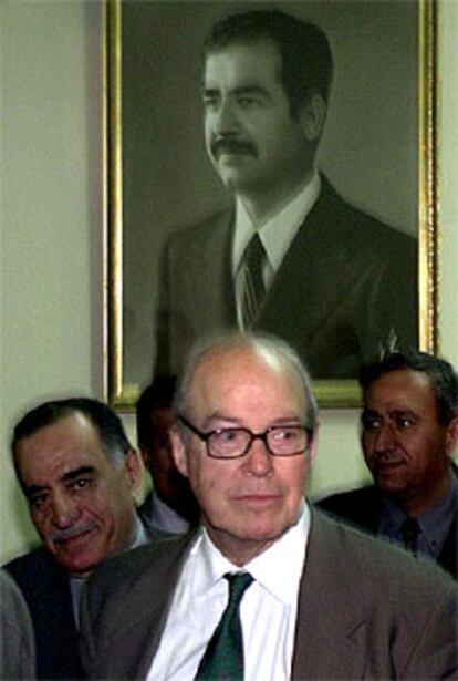 Hans Blix, ayer a su llegada al aeropuerto Sadam Husein en Bagdad.