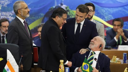 Gustavo Petro, Emmanuel Macron y Luiz Incio Lula da Silva durante la cumbre, en Ro de Janeiro, Brasil.