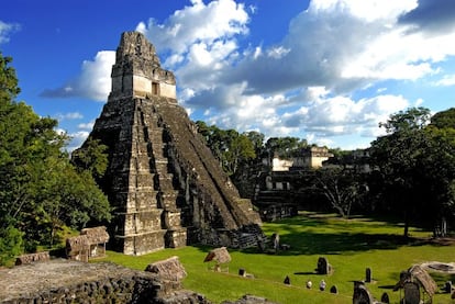 Junto con la ciudad de Antigua, los templos de Tikal son la gran atracción de Guatemala. Extraordinariamente restaurados, estas pirámides de origen maya se alzan en un rincón de la selva y sorprenden tanto por su tamaño como por su destreza arquitectónica. Lo mejor es llegar a la Gran Plaza a primera hora de la mañana.  Ocupada durante 1600 años, Tikal representa la brillantez cultural y artística alcanzada por esta civilización de la selva. Desde el elevado templo IV, en el límite occidental del recinto, se obtiene una vista fabulosa. Tampoco hay que dejar de admirar la abundancia de fauna y flora al recorrer las calzadas entre centros ceremoniales. Pasear por las anchas calzadas elevadas, originalmente construidas con pedazos de caliza para facilitar el tráfico entre los complejos de templos, quizá permita ver monos araña, zorros o guajolotes ocelados.