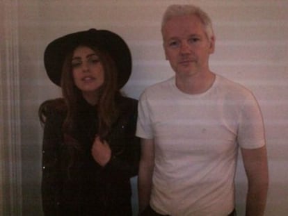 Lady Gaga visita a Assange en Londres
