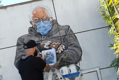 El artista Jonas Never pinta un mural del senador Bernie Sanders en Culver City, California.