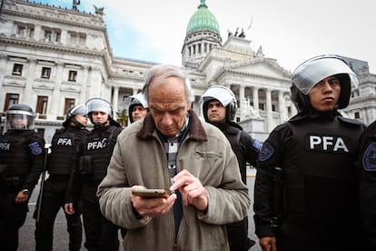 Policías forman un perímetro alrededor del Congreso.