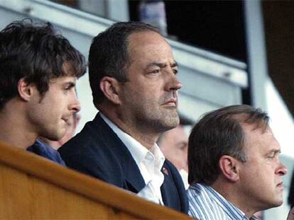 Aimar, con el máximo accionista del Zaragoza, Agapito Iglesias, y el director deportivo, Miguel Pardeza